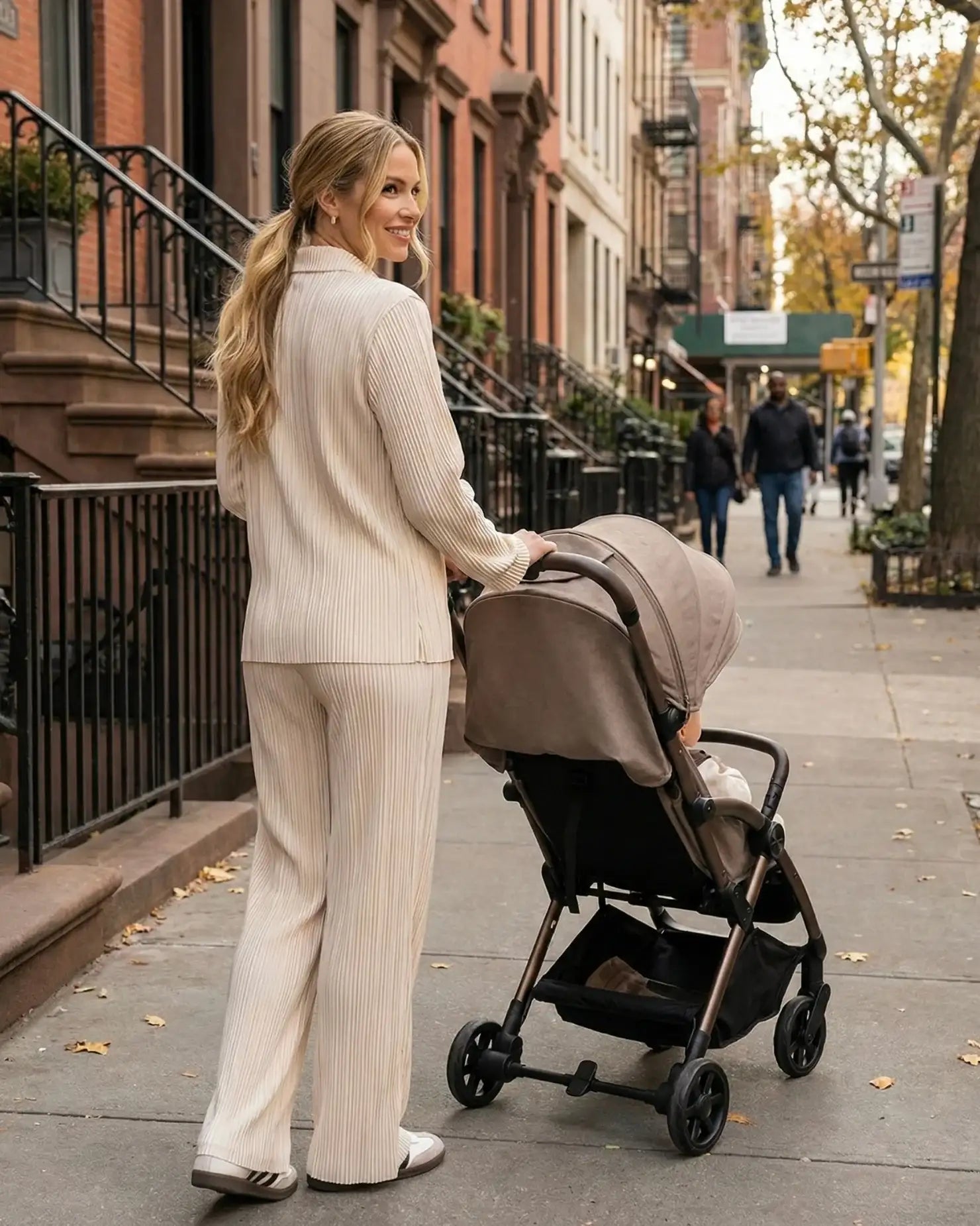 Venture Avio Compact Travel Baby Stroller - Truffle - Tucan Trading